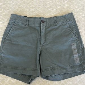 Gap women’s 5” shorts. Olive green color. Brand new. Tags still attached.